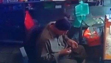 شاهد فيديو مؤثر.. لحظة وفاة باكستاني داخل بقالة بالمدينة المنورة “أثناء تسبيحه”