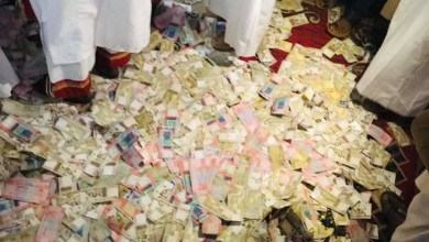شاهد بالصورة.. طريقة تشتيت “نقطة” على عريس سوداني تثير انتقادا على منصات التواصل الاجتماعي