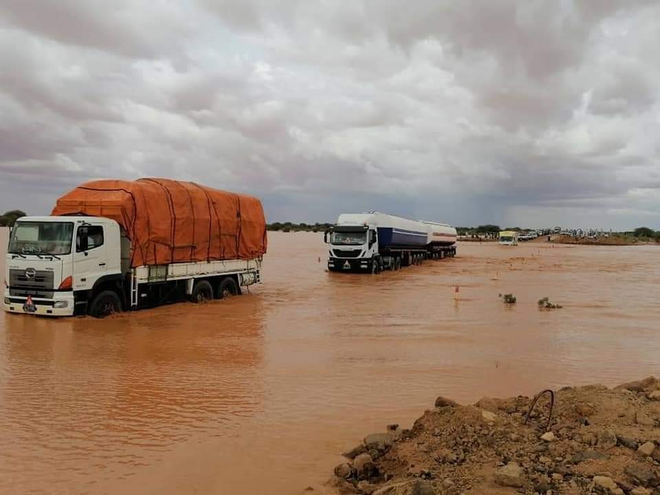 السيول تجتاح طريق بارا ام درمان الصور أمس الجمعة